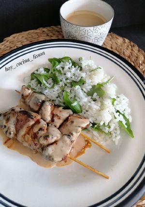 Una foto de Pollo satay
