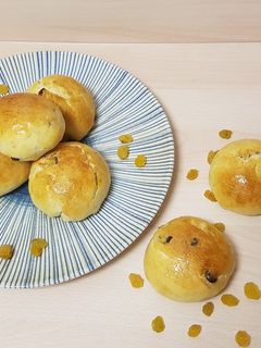 Una foto de Panecillos de yogurt con pasas y pepitas de chocolate