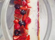 Une photo de fraises framboises