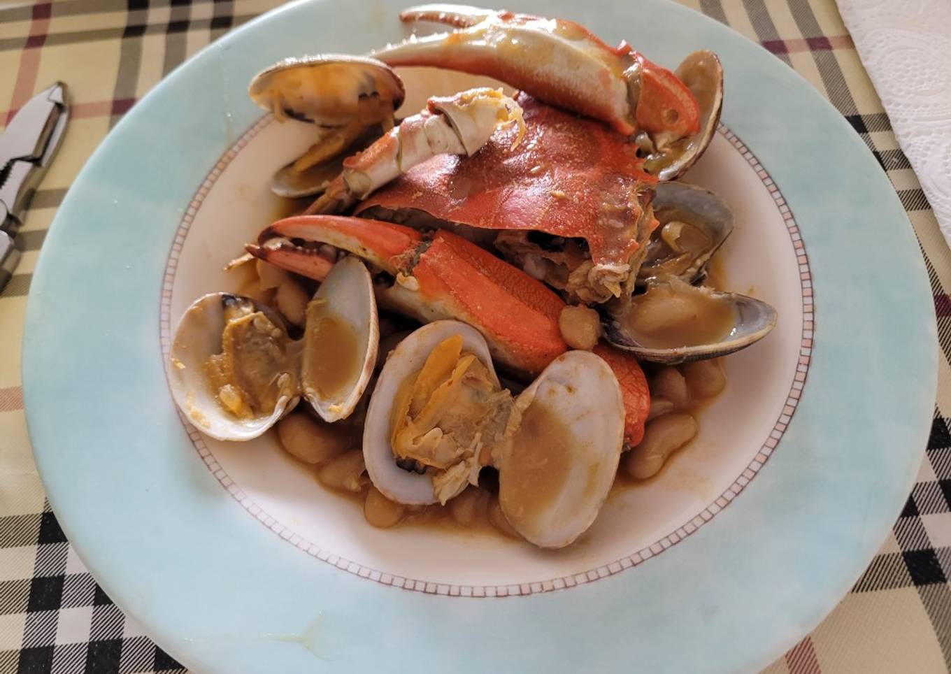 Alubias guisadas con cangrejo azul y almejas
