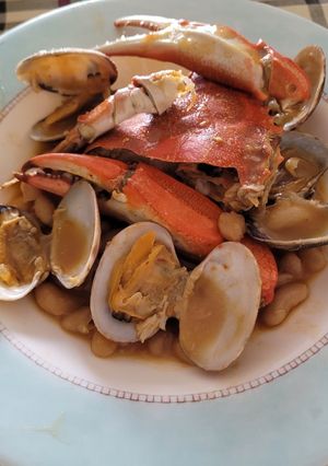 Una foto de Alubias guisadas con cangrejo azul y almejas