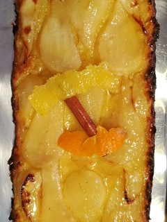 Una foto de Tarta de hojaldre con pera 🍐