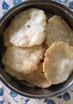 મેંદા ની ફરસી પૂરી (Maida Farsi Poori Recipe In Gujarati) રેસીપી મુખ્ય ફોટો