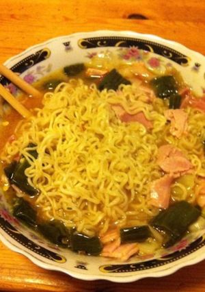 Une photo de Nouilles chinoises aux champignons noirs émincé de porc et courgettes