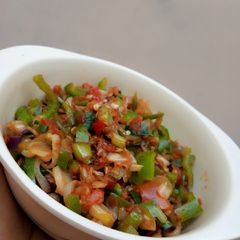 A picture of Green capsicum sauce.