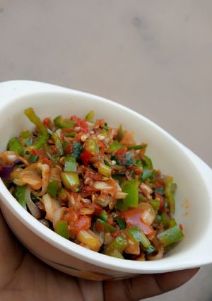 A picture of Green capsicum sauce.