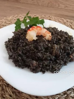 Una foto de Arroz negro con gambones