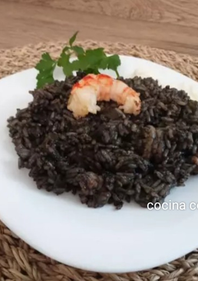 Una foto de Arroz negro con gambones