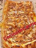 Coca de chicharrones y crema en hojaldre