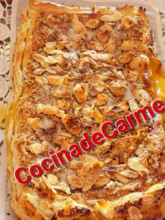 Una foto de Coca de chicharrones y crema en hojaldre