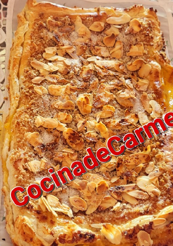 Una foto de Coca de chicharrones y crema en hojaldre