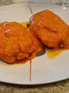 Una foto de Libritos de lomo adobado en salsa de piquillos