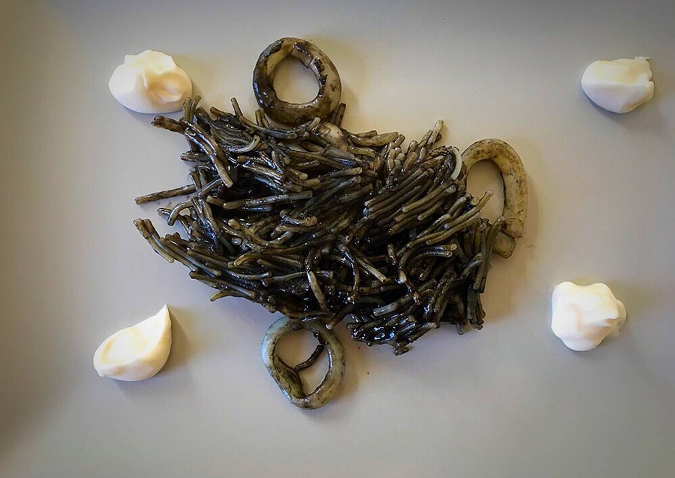 Fideuà negra con calamares