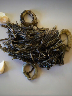 Una foto de Fideuà negra con calamares