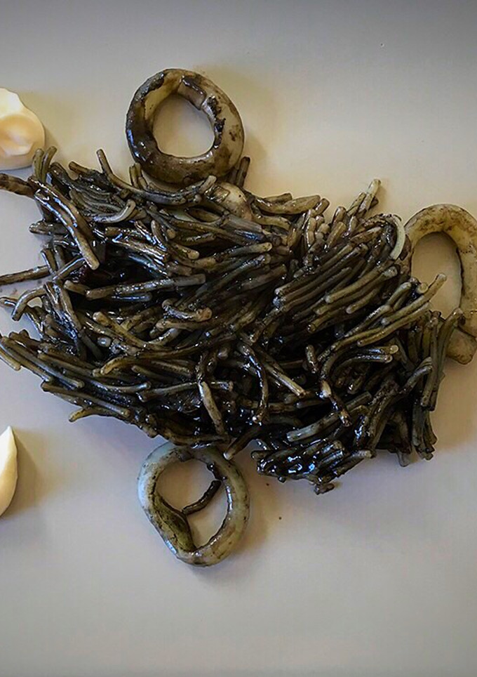 Una foto de Fideuà negra con calamares