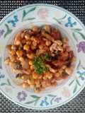 Garbanzo con Espinacas, Salsa de Tomate y Pollo