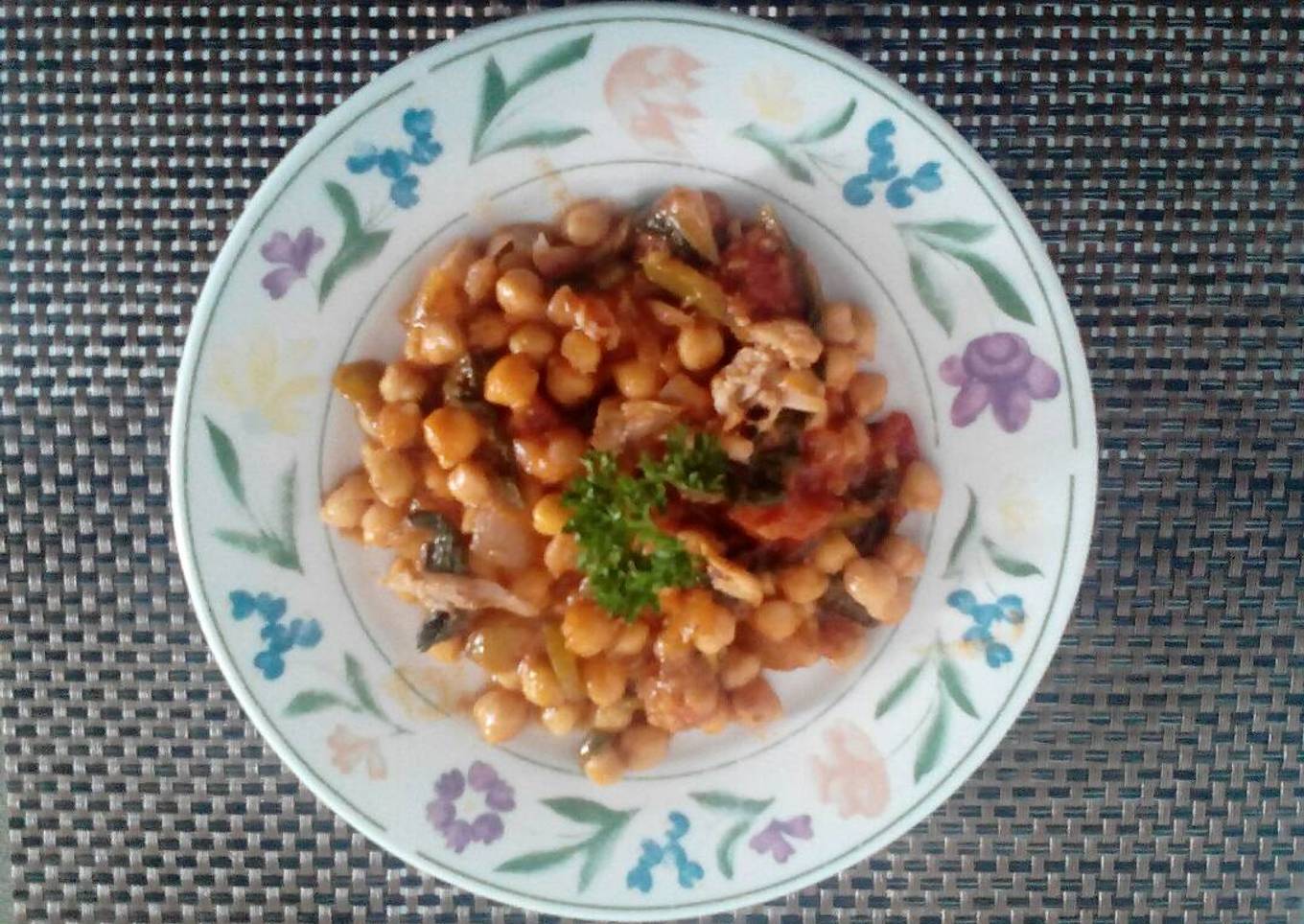 Garbanzo con Espinacas, Salsa de Tomate y Pollo