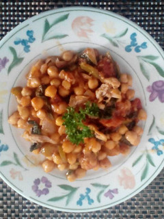 Una foto de Garbanzo con Espinacas, Salsa de Tomate y Pollo