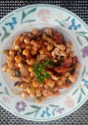 Una foto de Garbanzo con Espinacas, Salsa de Tomate y Pollo