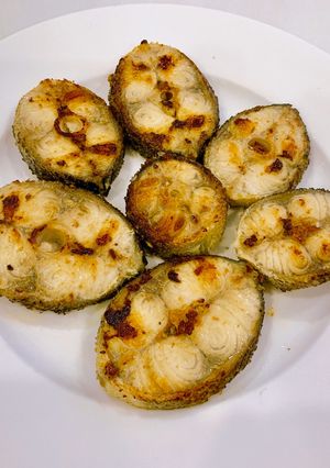 Hình của món Cá bóp chiên vàng + bông cải xào thịt heo.