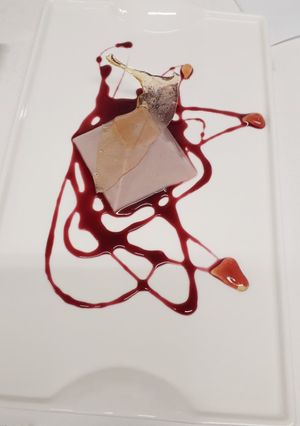 Una foto de Bavaroise de vino en salsa de vino tinto y cristal de caramelo