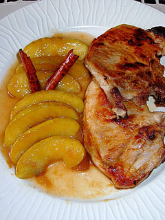Una foto de Chuletas de cerdo con manzanas flambeadas