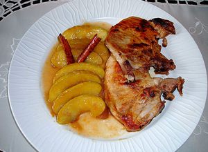 Foto principal de Chuletas de cerdo con manzanas flambeadas
