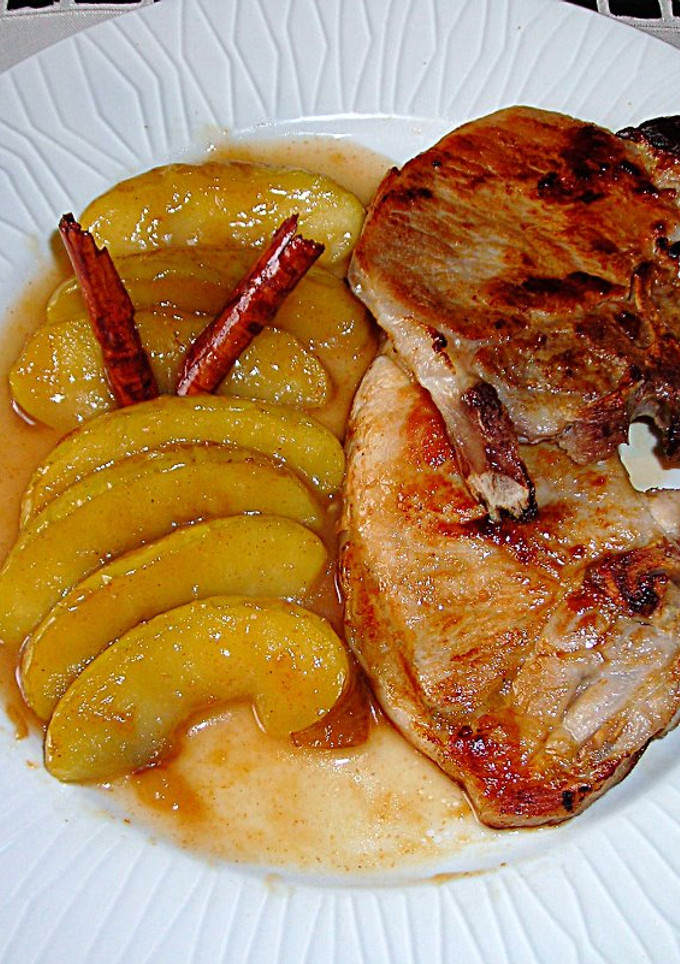 Una foto de Chuletas de cerdo con manzanas flambeadas