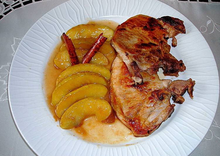Chuletas de cerdo con manzanas flambeadas