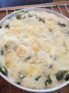 Una foto de Repollitos de bruselas con salsa blanca y queso gratinado