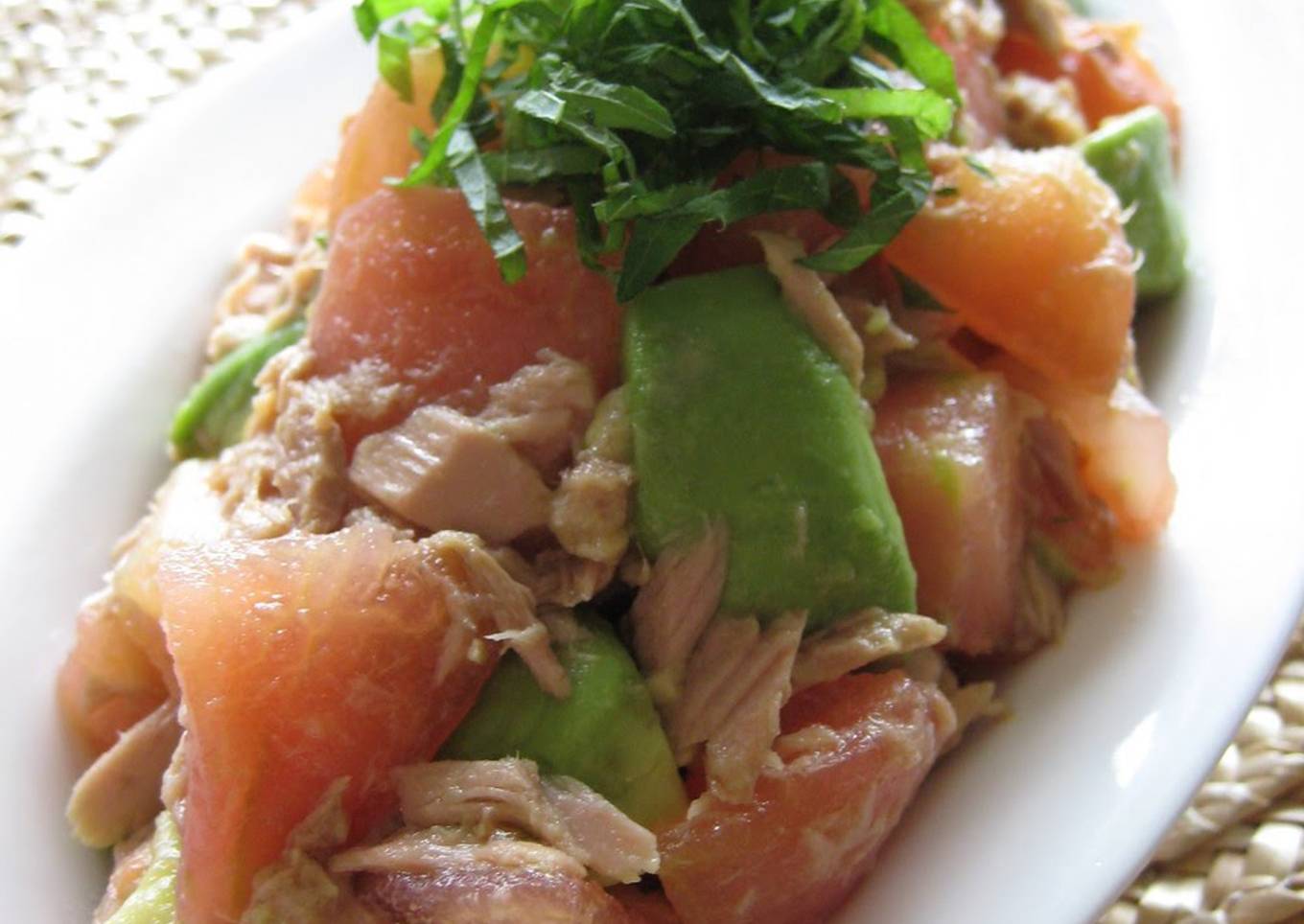 Salad with tomatoes, avocado and canned tuna in Japanese style