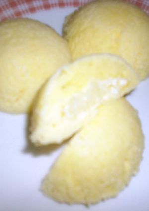 A picture of Microwaved Cake Bites with Cream Cheese and Fruit.