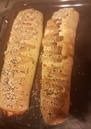 Una foto de Pan de jamón, queso y aceitunas