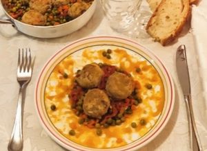Foto di Polpette di sedano con bollito e salsa di verdure