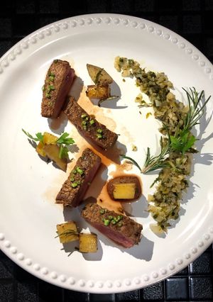Una foto de Filete de res al perejil con papas