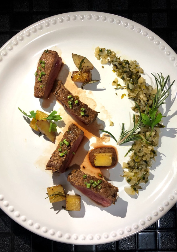 Una foto de Filete de res al perejil con papas