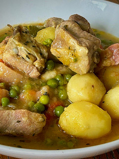 Una foto de Costillas con patatas y guisantes