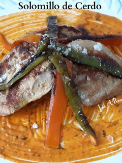 Una foto de Solomillo de plancha con verduras asadas y mojo