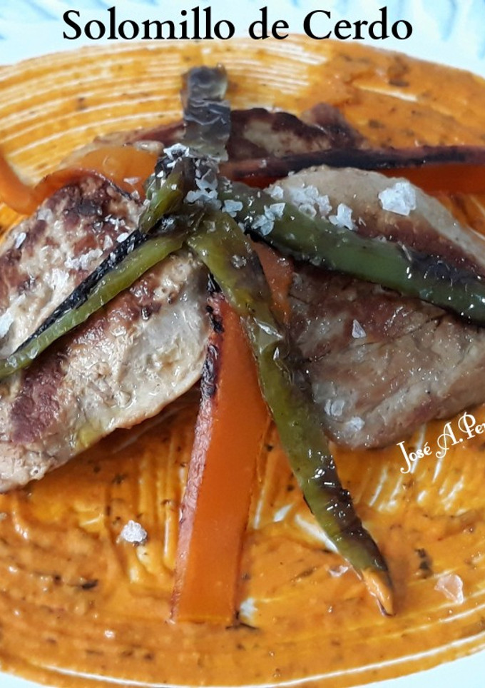 Una foto de Solomillo de plancha con verduras asadas y mojo