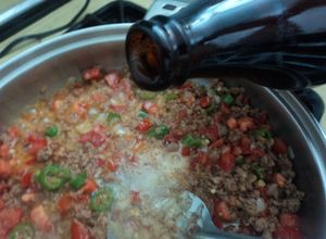 Una foto de Picadillo a la mexicana con cerveza el Geras recetas de la Abuela