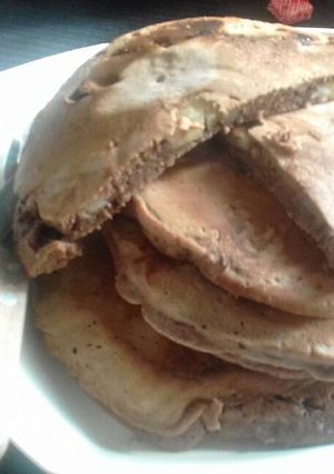 Una foto de Panqueques de chocolate con banana🍌☕🌁
