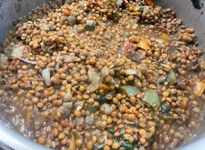 Une photo de Soupe de lentilles aux tomates, poivrons et bouillon de gambas