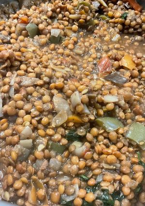 Une photo de Soupe de lentilles aux tomates, poivrons et bouillon de gambas