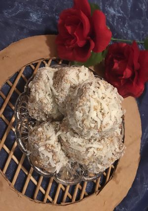 কোকোনাট পেরা (coconut pera recipe in bengali) রেসিপির প্রধান ছবি