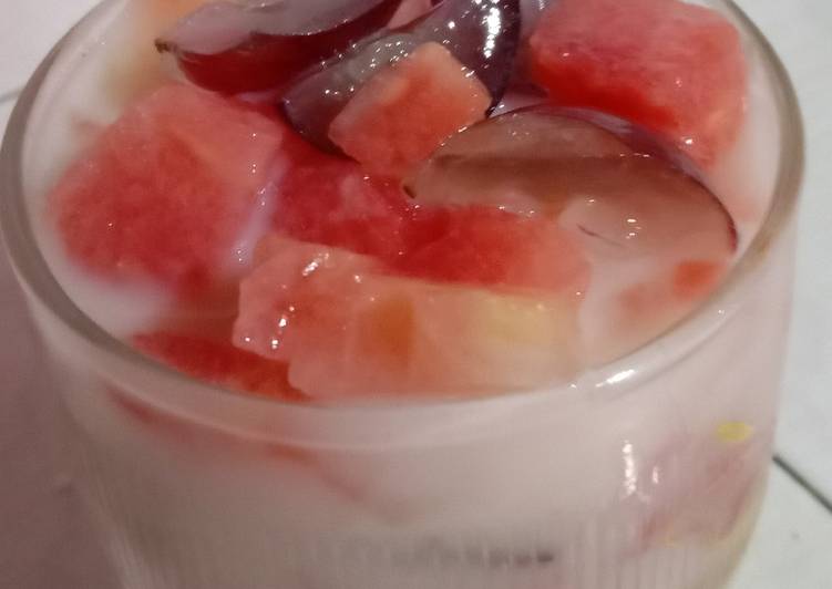 Resep &#34;Es buah yoghurt seger&#34;😋😋😋😘😍😍😍👍🏼👍🏼👍🏼👍🏼 yang Lezat