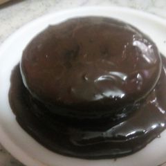 Chocolate cake with chocolate sauce A picture of Chocolate cake with chocolate sauce.
