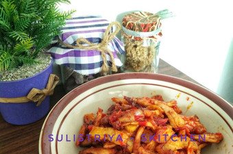 Langkah Mudah untuk Membuat Suwir ayam &amp; fishcake pedas manis, Enak