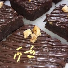 A picture of Chocolate walnut brownie.
