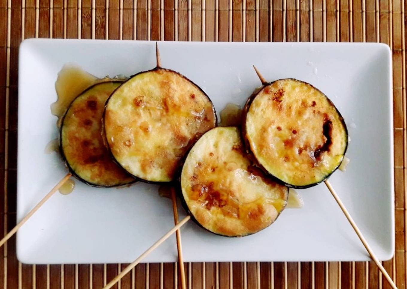 Piruletas de berenjenas fritas con miel