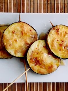 Una foto de Piruletas de berenjenas fritas con miel